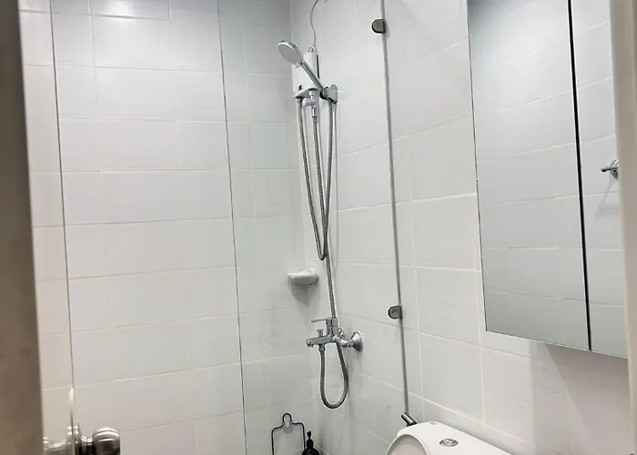 One Bedroom Unit Near Oakridge