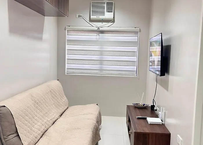 One Bedroom Unit Near Oakridge